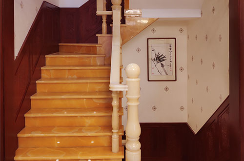 郎溪中式别墅室内汉白玉石楼梯的定制安装装饰效果